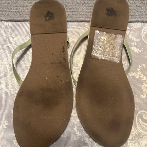 Aerie flip flops size 8 - Picture 2 of 2